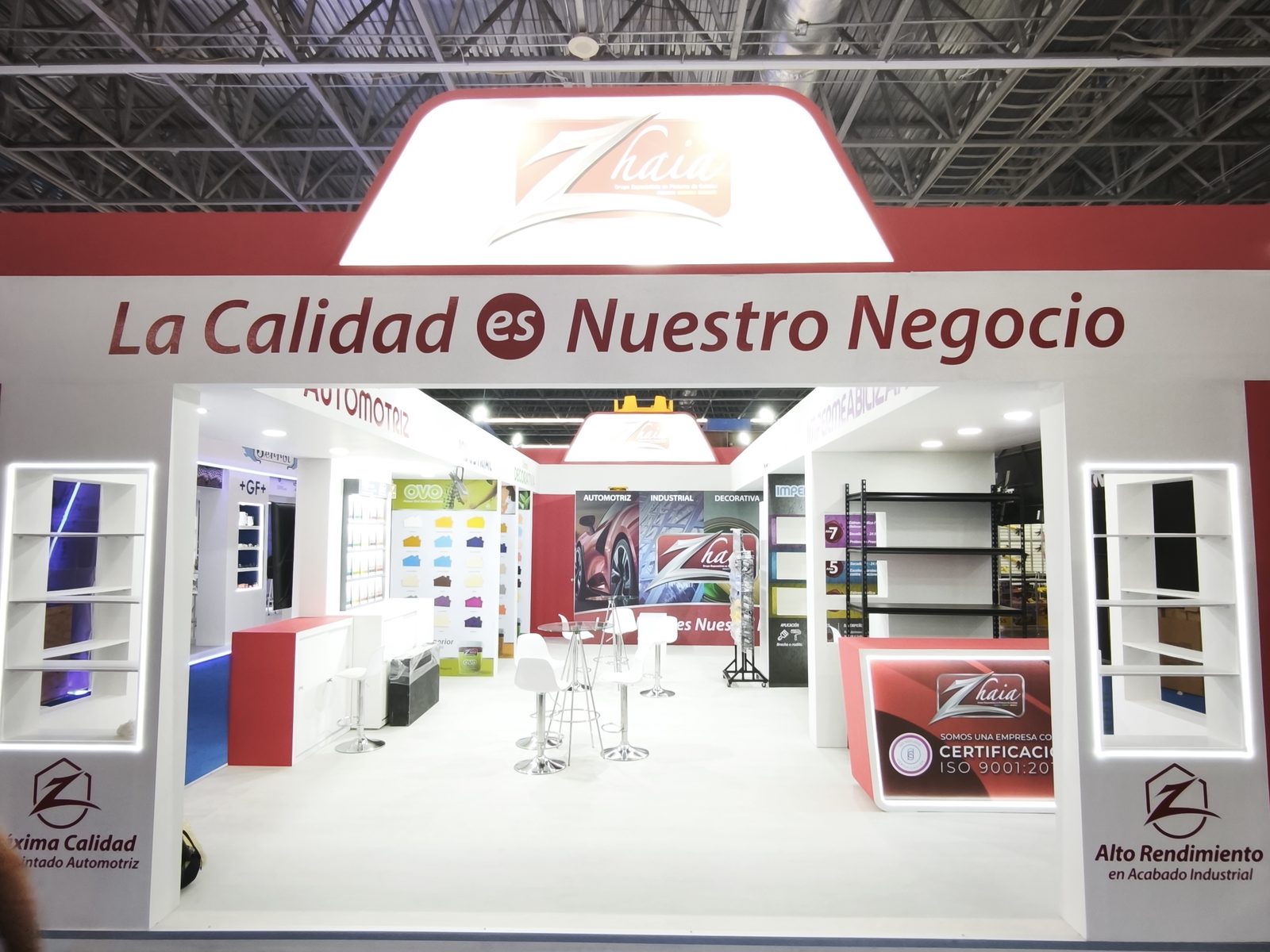 Stand a la medida para Zhaia Pinturas, con frente iluminado y vitrinas integradas