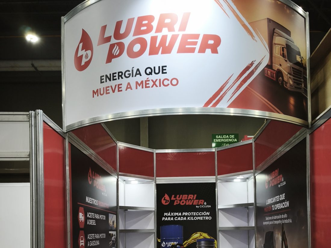 Stand modular Octanorm con cabecera curva iluminada